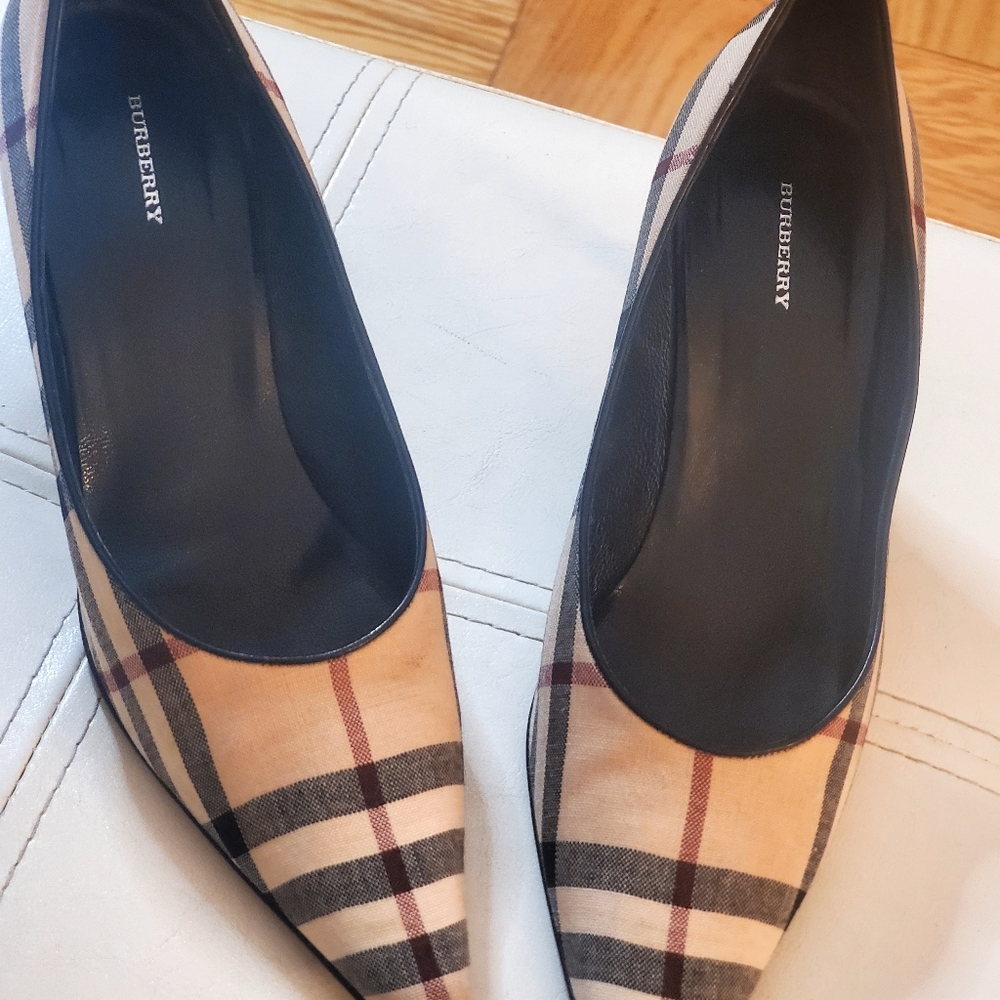 Burberry women's size 8.5 wore a few times.